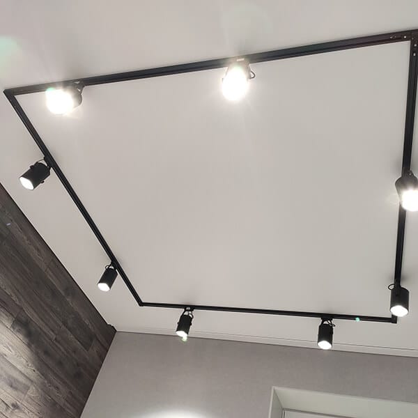 трековый натяжной потолок